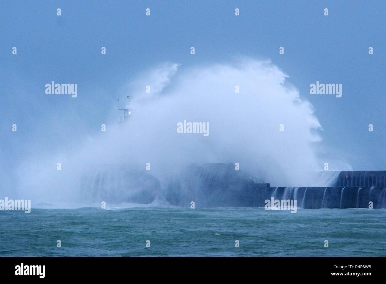 Newhaven, East Sussex, Regno Unito. Il 28 novembre 2018. Tempesta Diana portando i venti forti e onde enormi di Newhaven in East Sussex. Credito: Peter Cripps/Alamy Live News Foto Stock