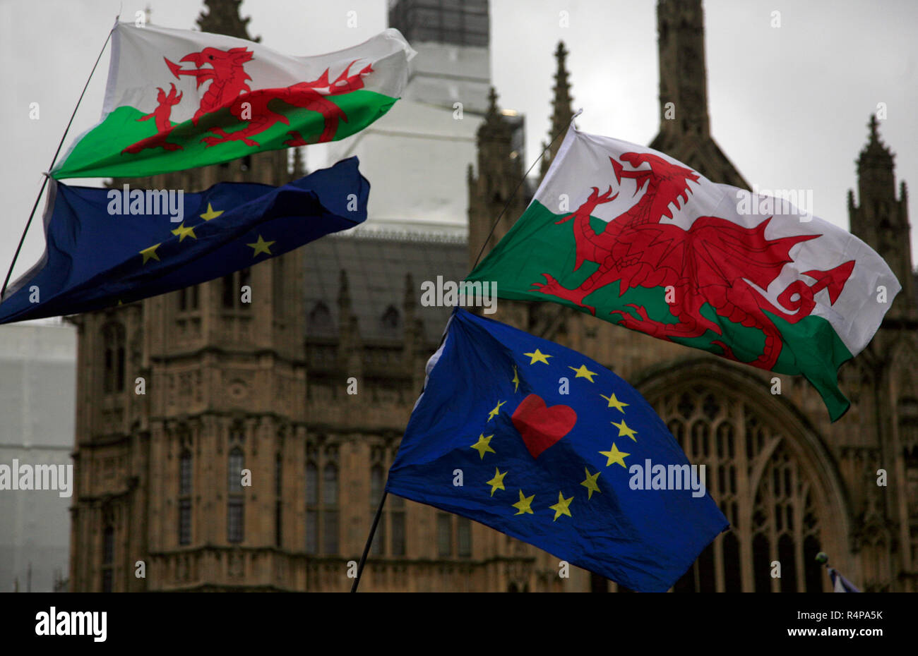 Londra. Regno Unito. 28 Novembre, 2018. Anti-Brexit manifestanti, dal Galles, tenere i flag come protestano al di fuori della sede del Parlamento. Credit:Abby Deus./TSL/Alamy Live News Foto Stock