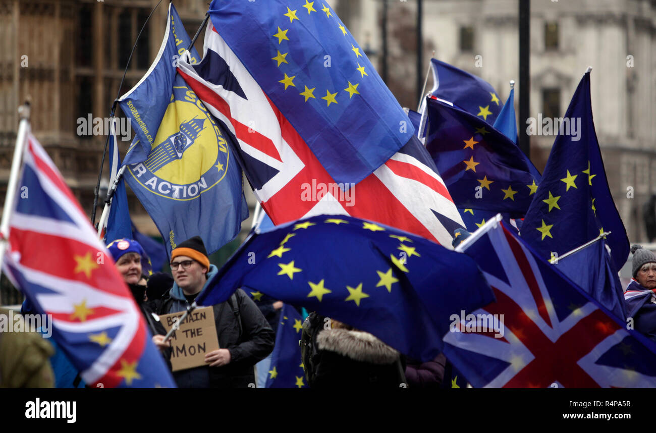 Londra. Regno Unito. 28 Novembre, 2018. Anti-Brexit manifestanti, dal Galles, tenere i flag come protestano al di fuori della sede del Parlamento. Credit:Abby Deus./TSL/Alamy Live News Foto Stock