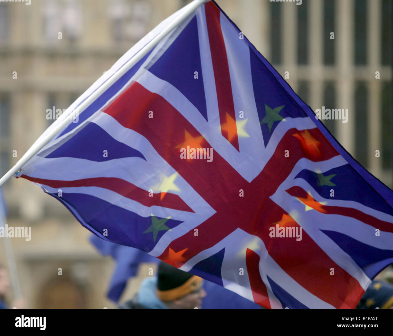 Londra. Regno Unito. 28 Novembre, 2018. Anti-Brexit manifestanti, dal Galles, tenere i flag come protestano al di fuori della sede del Parlamento. Credit:Abby Deus./TSL/Alamy Live News Foto Stock