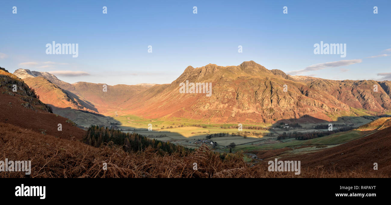 Panorama di Mickleden e grande Langdale dotate di The Langdale Pikes, prua cadde e Esk Pike come visto dal lato di luccio O'Blisco Foto Stock