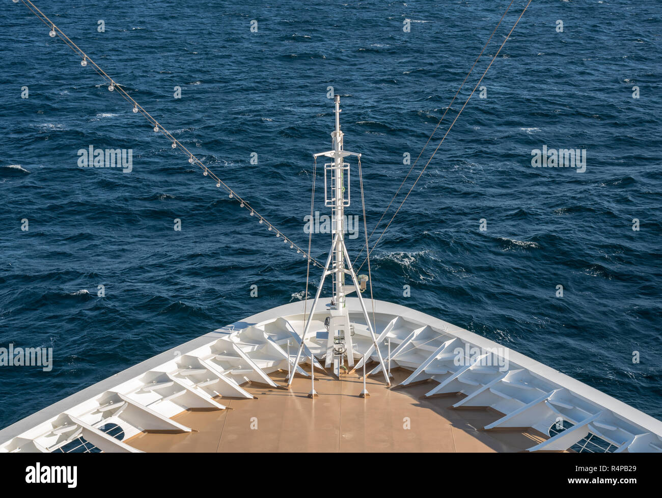 Vista frontale della prua della barca passando attraverso le onde sulla giornata di vento Foto Stock