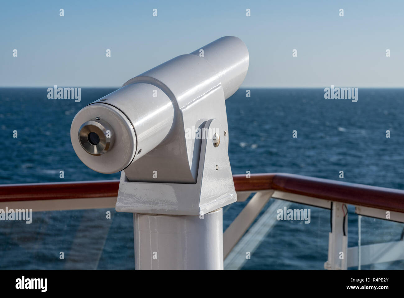 Telescopio ottico sul ponte della nave da crociera Foto Stock