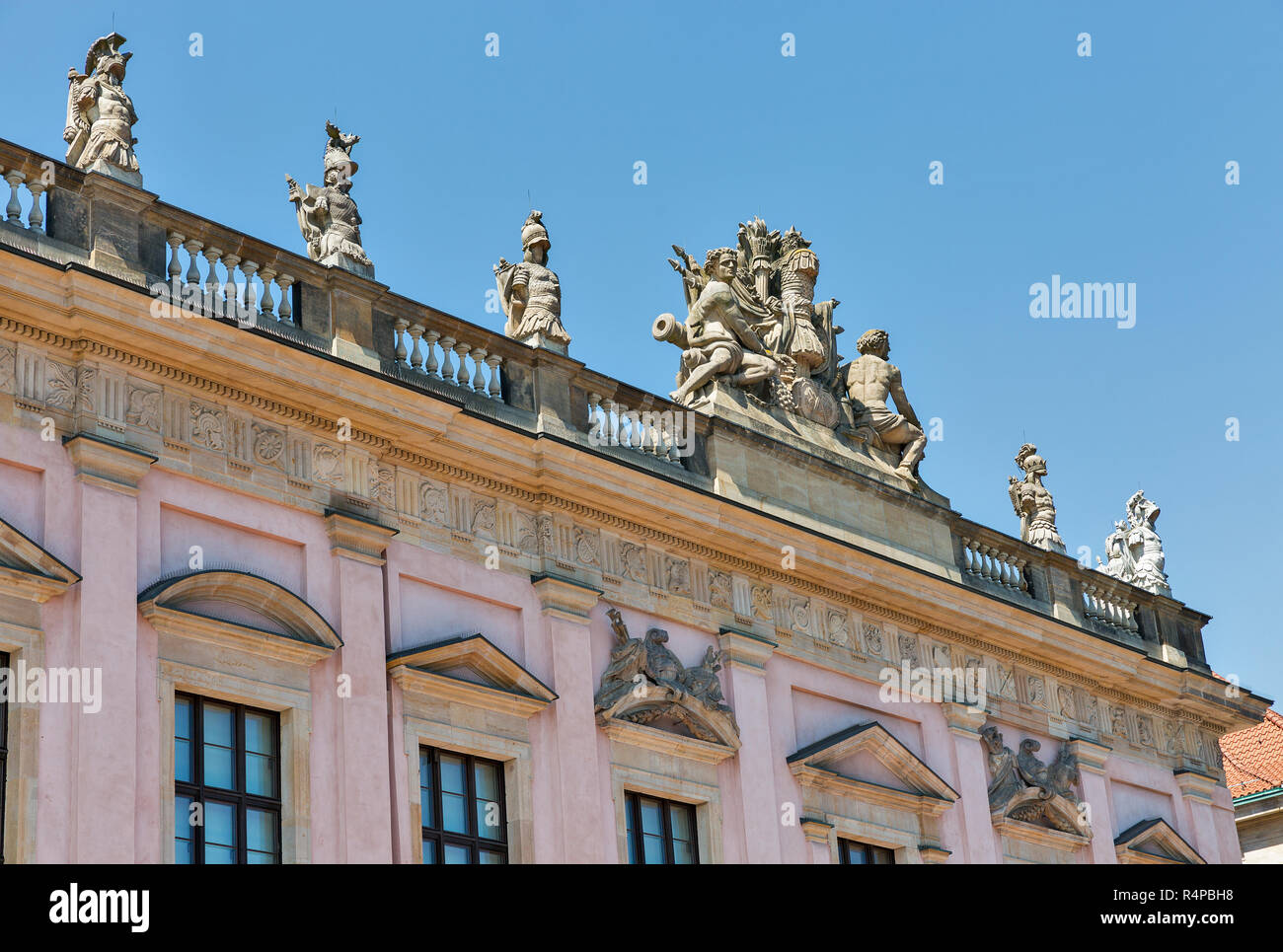 Zeughaus o vecchio arsenale scultura del tetto. Ora è il Museo Storico Tedesco a Berlino, Germania. Foto Stock
