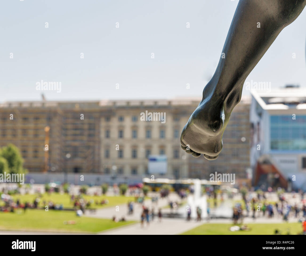 Statua del guerriero tallone all'ingresso Altes Museum di Berlino in Germania. Parco Lustgarten in background. Foto Stock