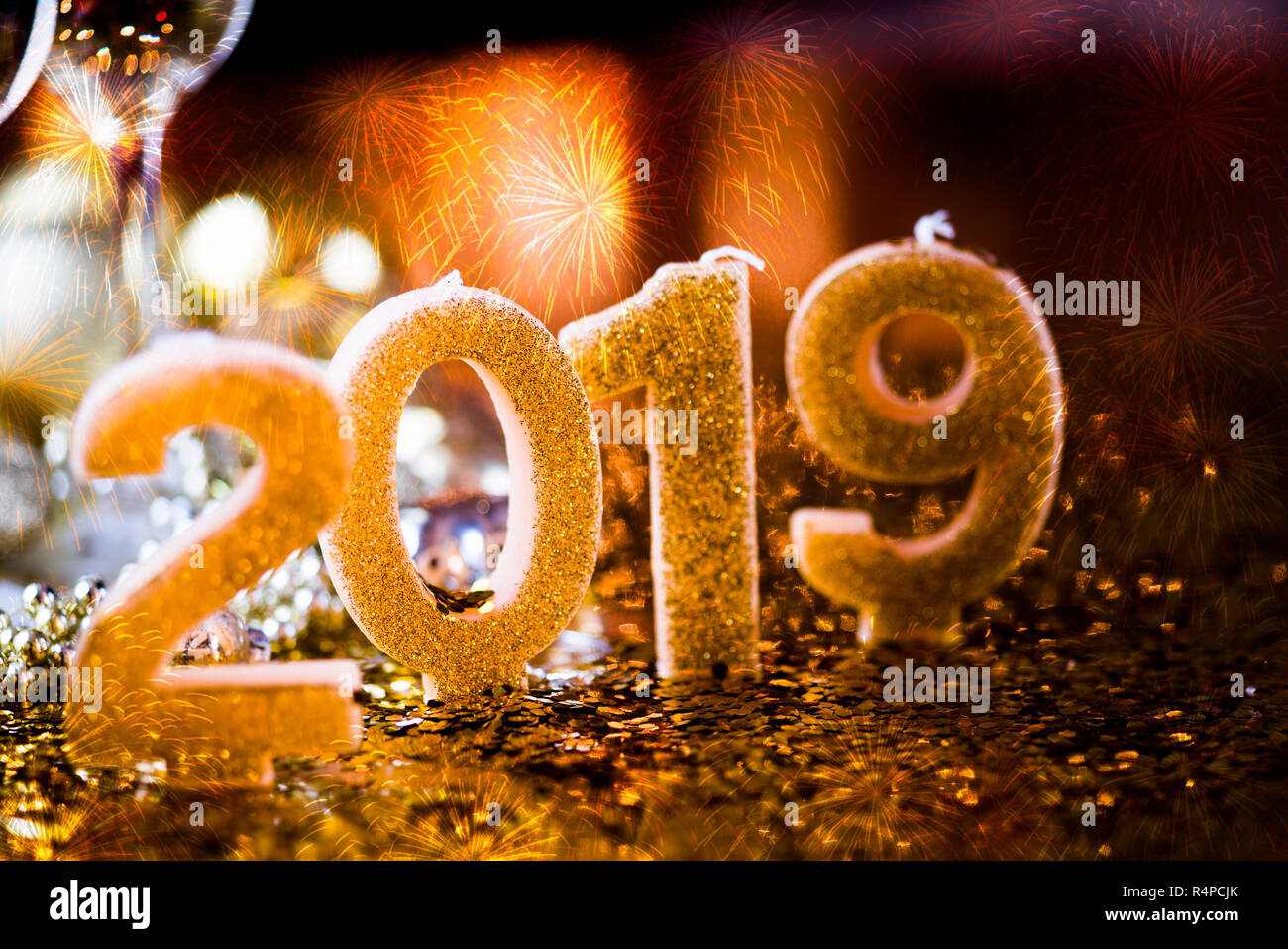 Il veglione di Capodanno celebrazione sfondo con coppia di flauto,candele formando il numero 2019, glitter e sfondo sfocato, con albero di natale luce f Foto Stock
