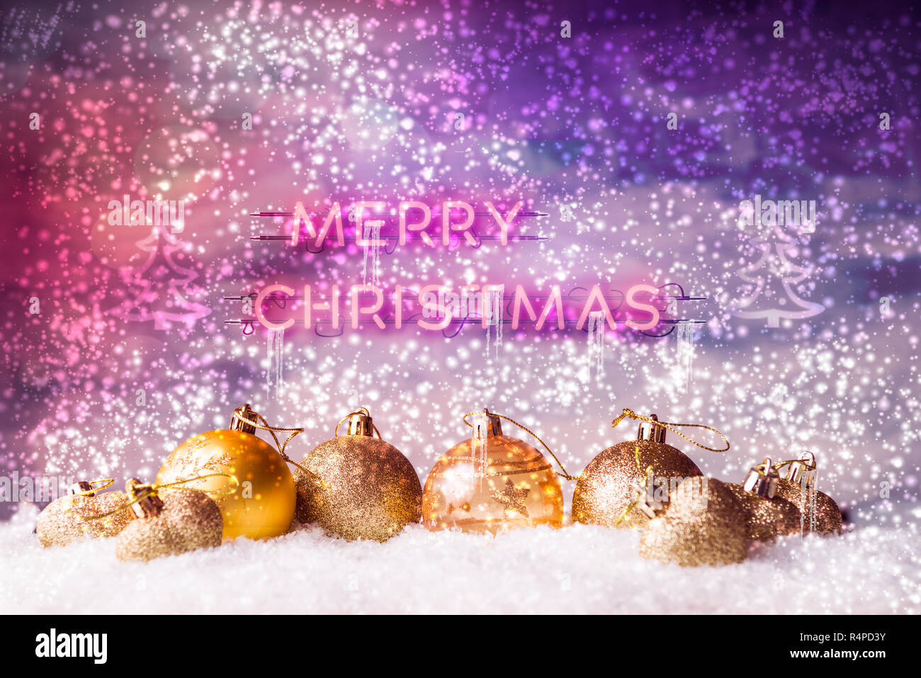 Golden palla di Natale sulla neve, contro una bella vacanza sfondo ispirato, copia spazio a sinistra e golden 2019 testo aggiunto. Foto Stock