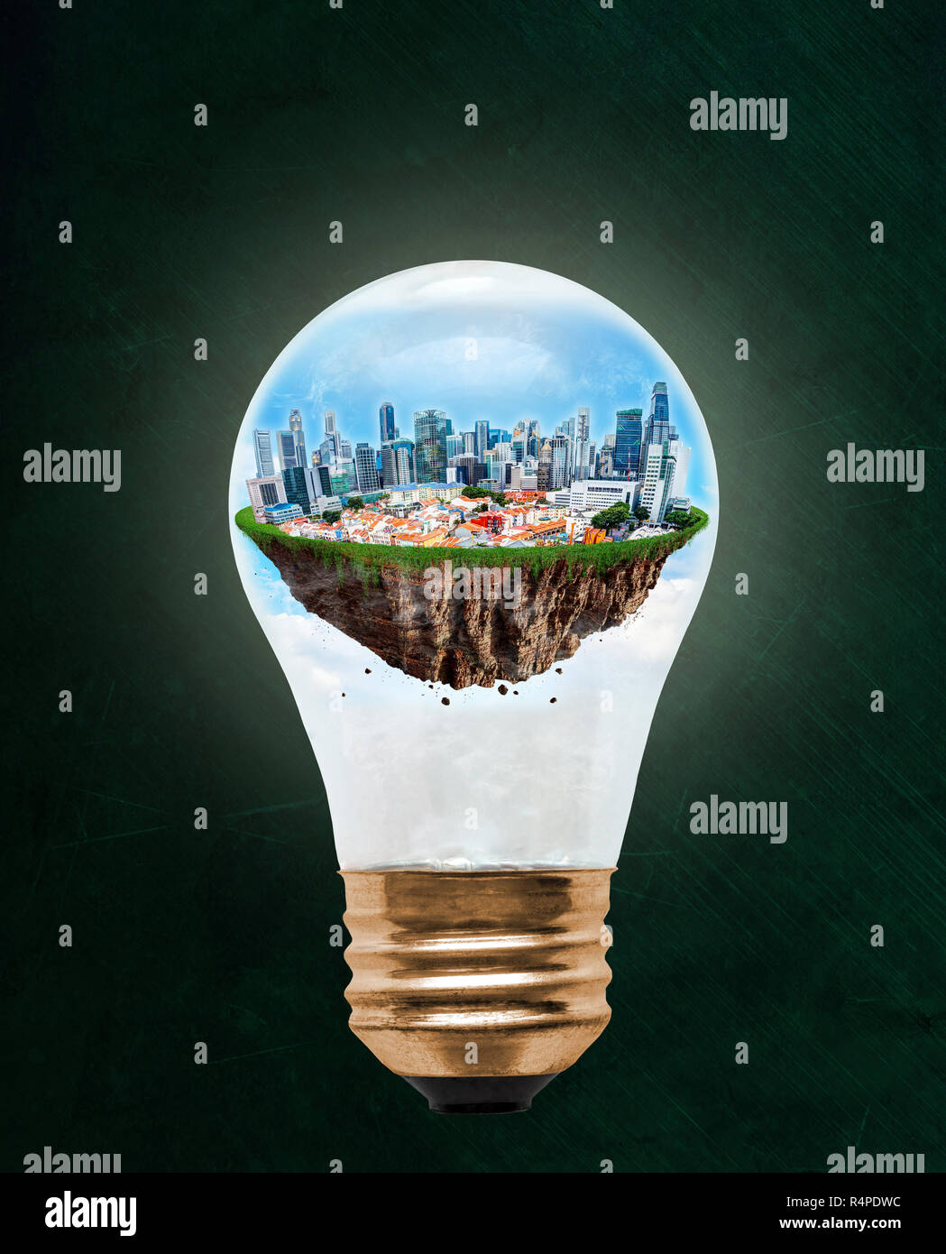 Città galleggiante di Singapore all'interno della lampadina con copia spazio. Concetto di eco-friendly, efficiente nel consumo energetico città e idea di conservazione ambientale in Foto Stock
