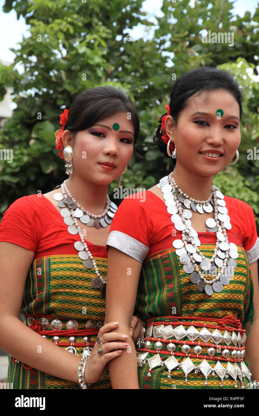Tribal ragazze che indossano il costume tradizionale e raccogliere presso la centrale di Shaheed Minar a Dhaka sulla marcatura della giornata internazionale di indigeni del mondo P Foto Stock