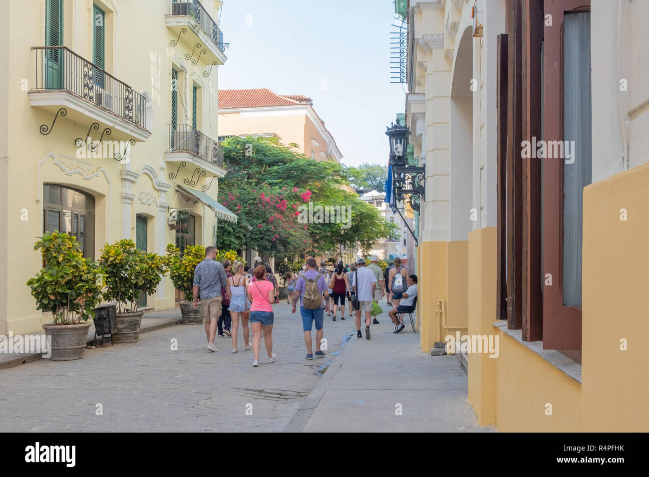 I turisti di passeggiare lungo le strade colorate di Havana Cuba. Foto Stock