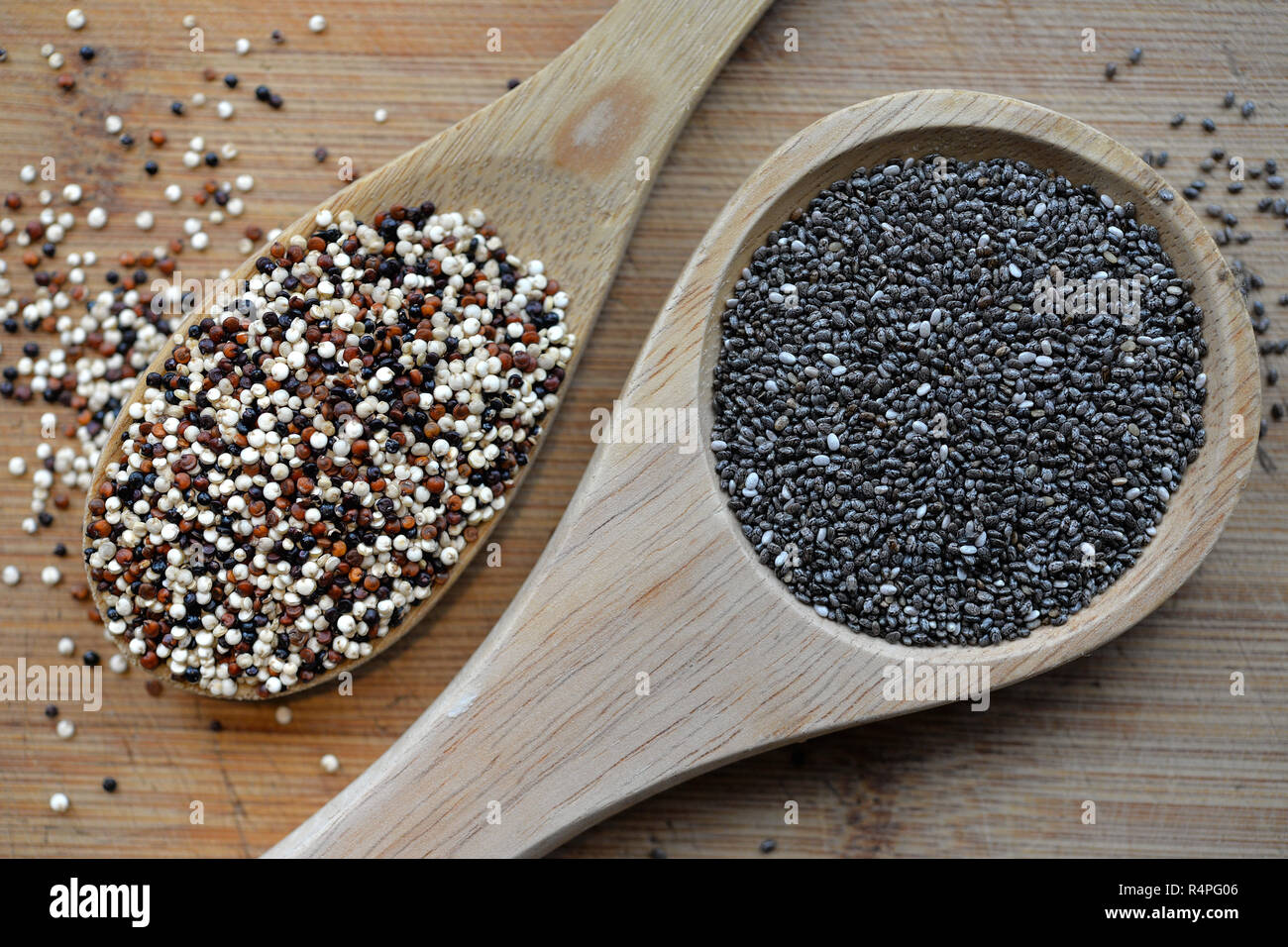 La quinoa e chia semi su un cucchiaio di legno Foto Stock