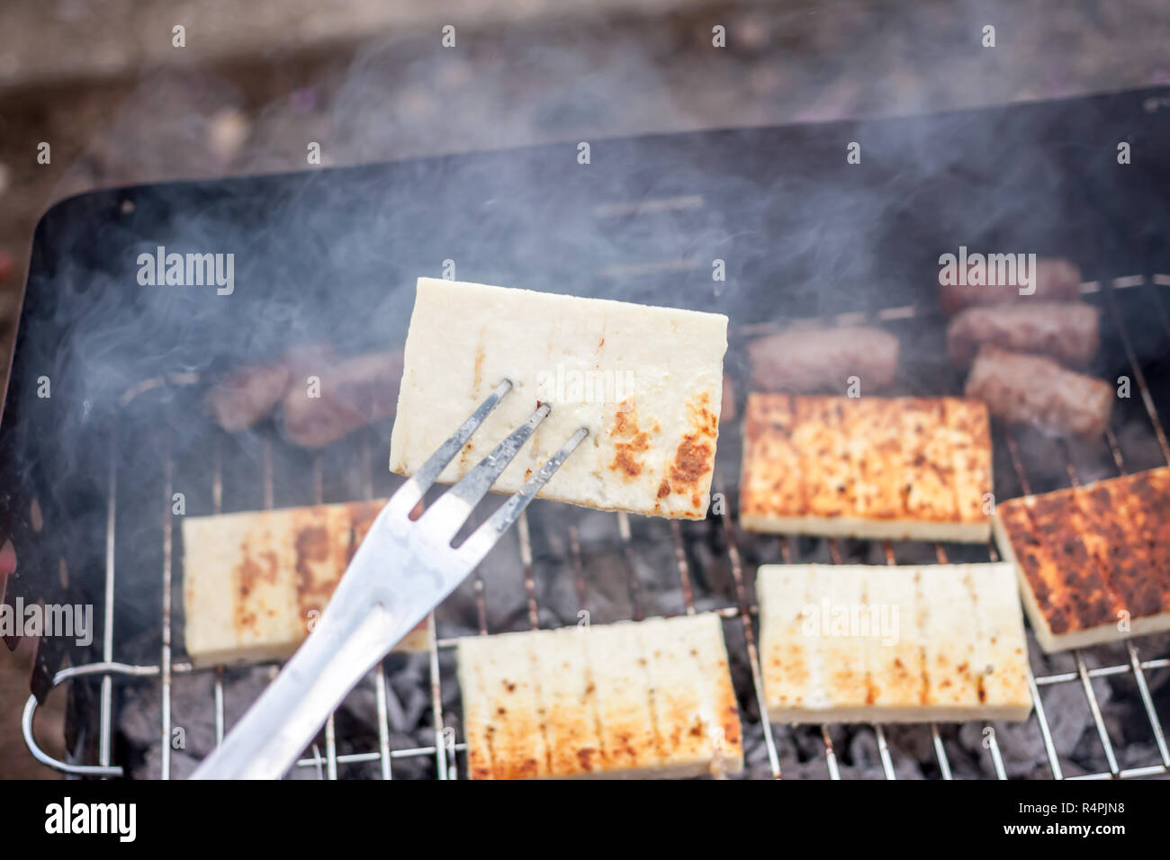 Cevapcici alla griglia e formaggio cucina balcanica Foto Stock