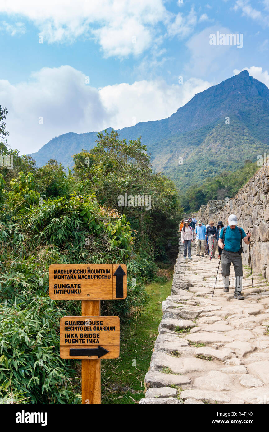Tourist tornando da una escursione a Machu Picchu Mountain Foto Stock