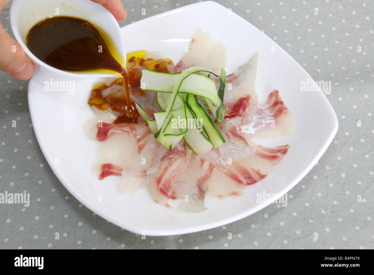 Sashimi fresco di pesce con la salsa sul piatto bianco Foto Stock