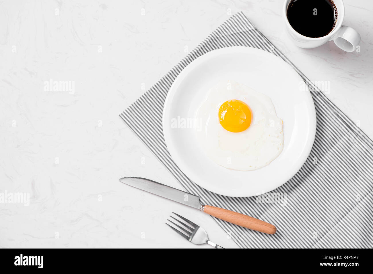 Vista superiore della tradizionale facile sana colazione veloce pasto fatto di uova fritte servite su una padella. Foto Stock