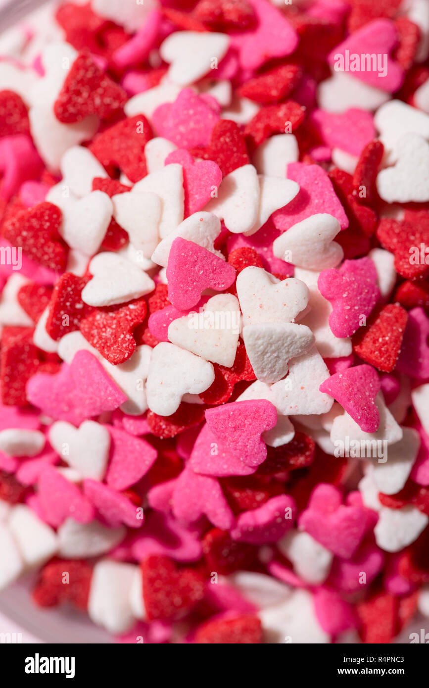 Il giorno di San Valentino di vetro con un sacco di caramelle cuori marshmallows Foto Stock