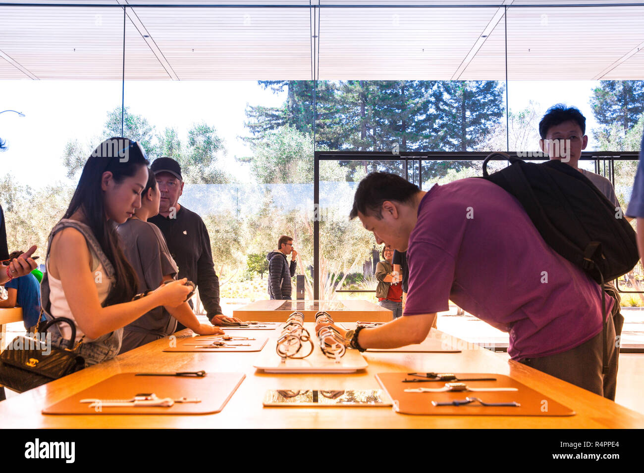 Apple Visitor Center, San Jose, California, Stati Uniti d'America (USA) - 5 Agosto 2018: valutazione i clienti sono interessati a prodotti Apple, Apple watch Foto Stock