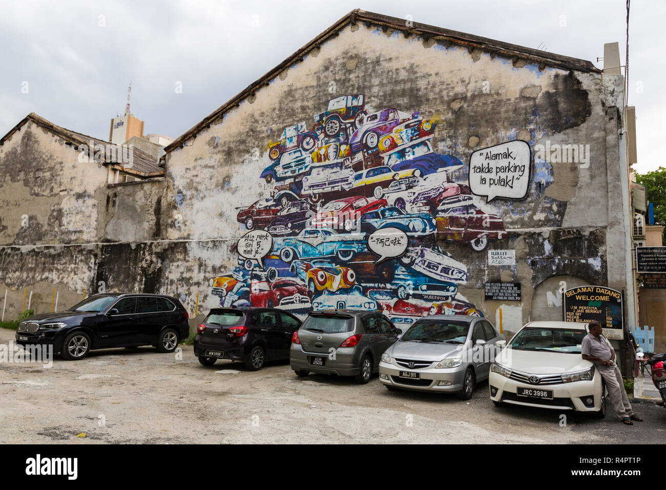 Ipoh, Malaysia. Parcheggio e la decorazione parietale. Foto Stock