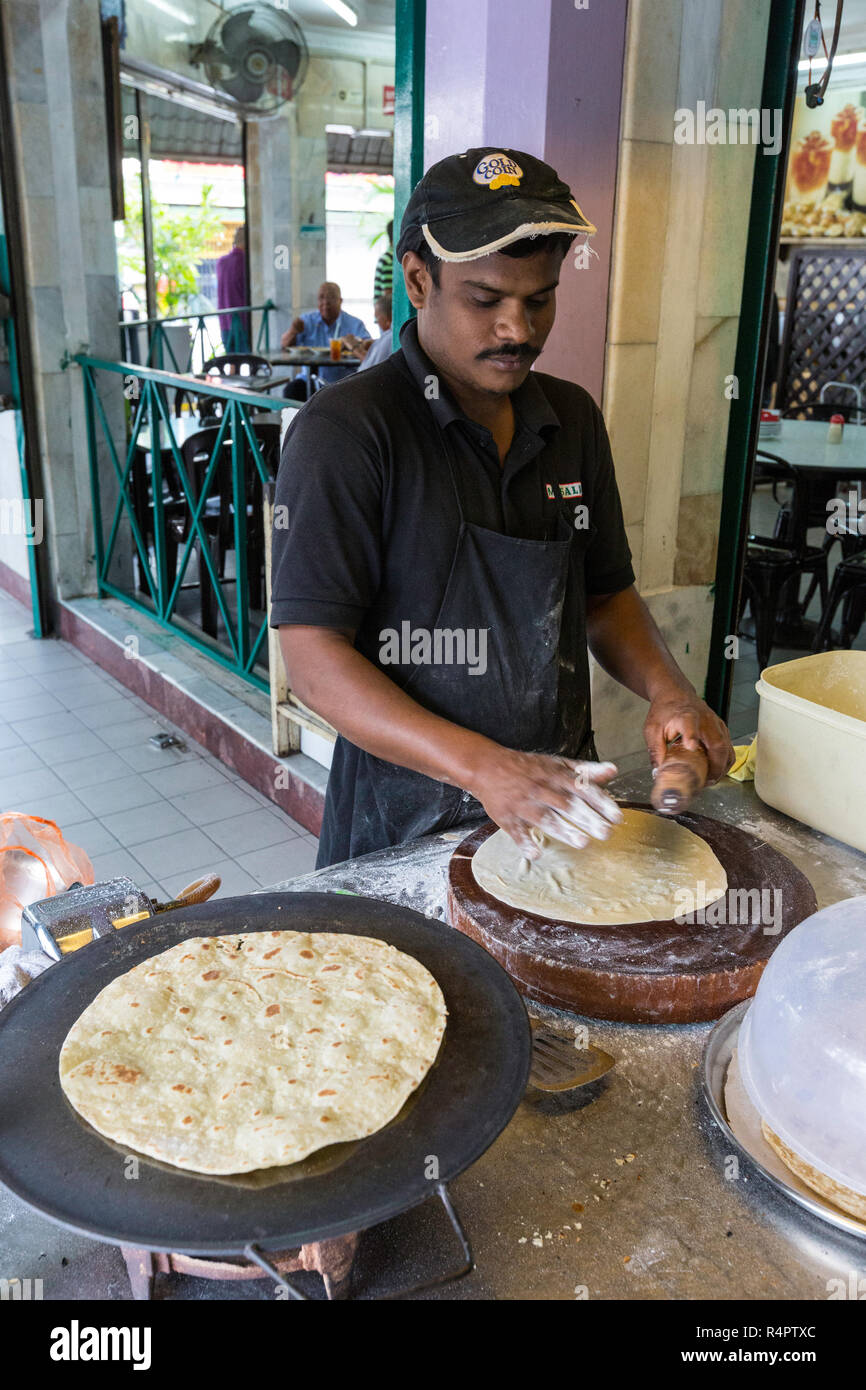 Ristorante Cook rendendo Roti, Ipoh, Malaysia. Foto Stock