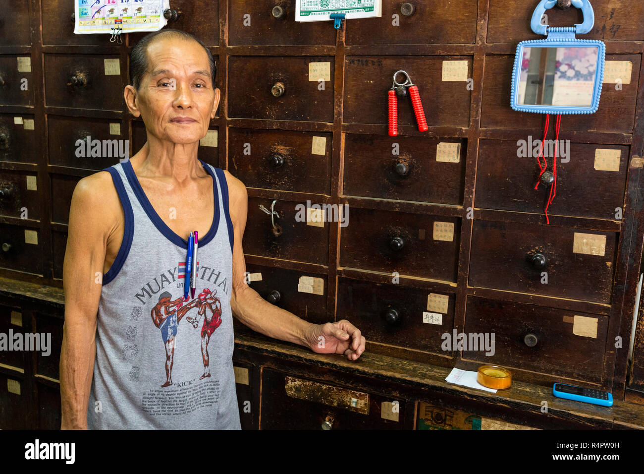 Il proprietario di un medicinale a base di erbe Store, Ipoh, Malaysia. Foto Stock
