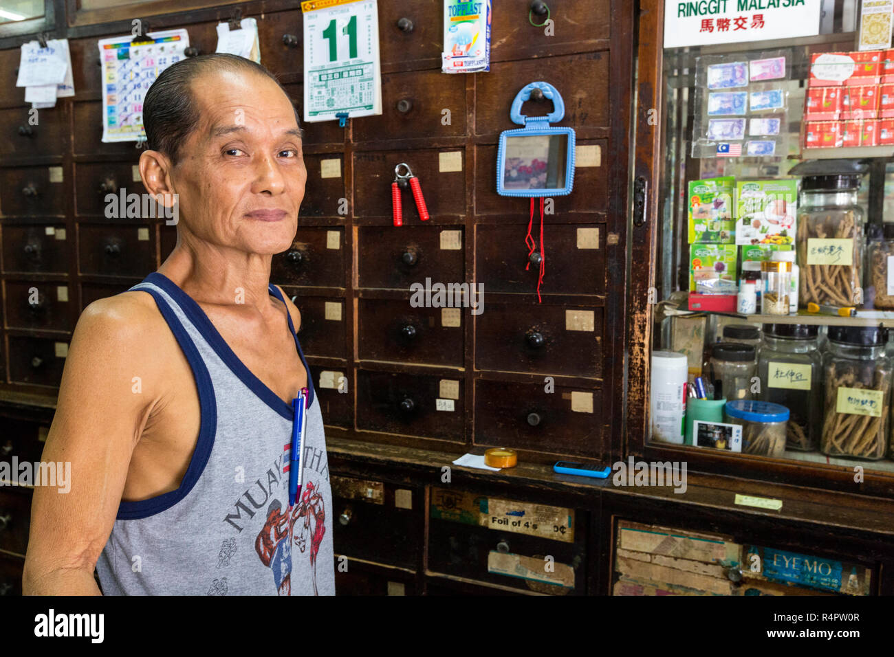 Il proprietario di un medicinale a base di erbe Store, Ipoh, Malaysia. Foto Stock