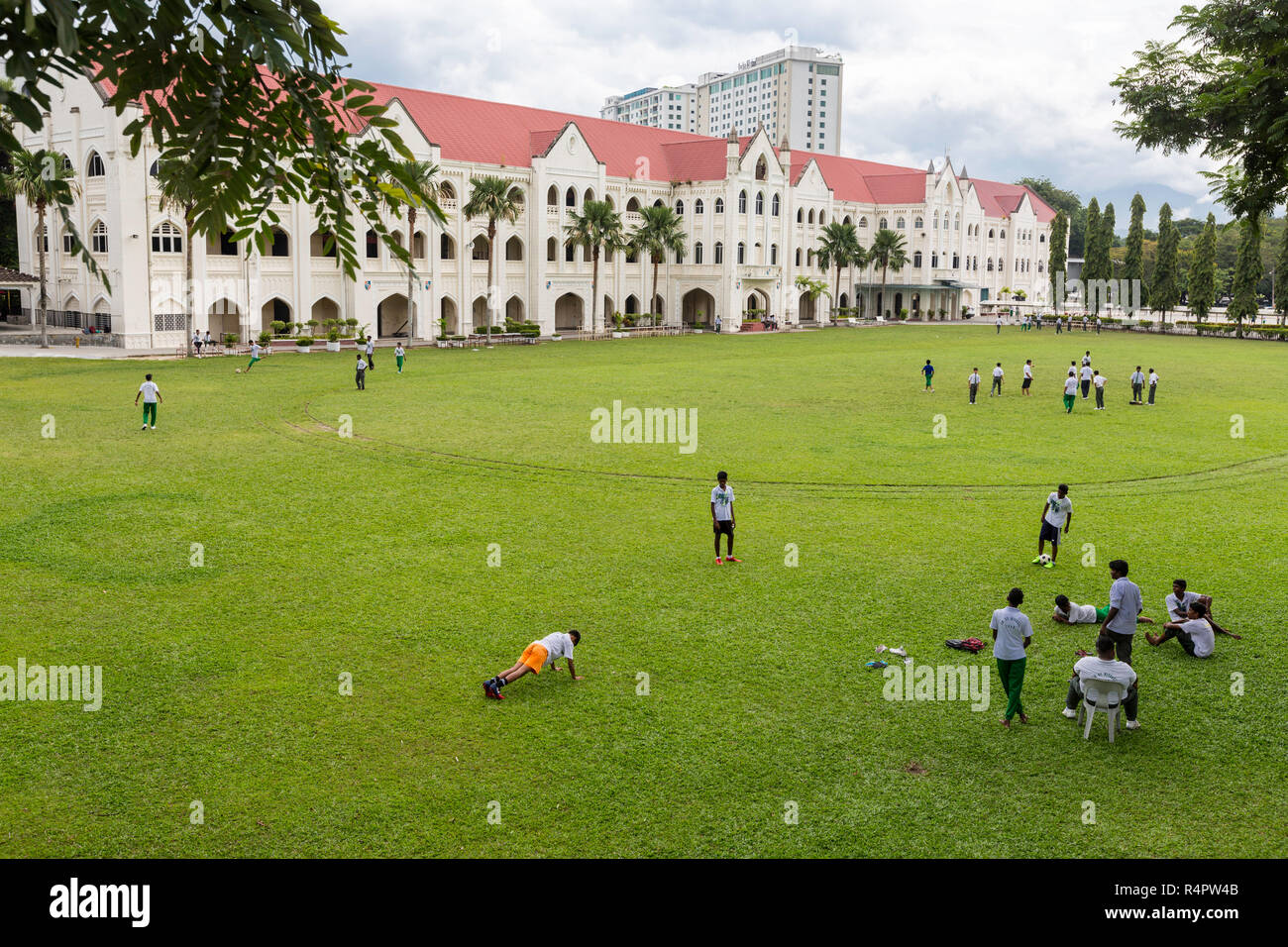 Gli studenti la pratica di atletica leggera, la parrocchia di San Michele Istituzione, fondata 1912. Ipoh, Malaysia. Foto Stock