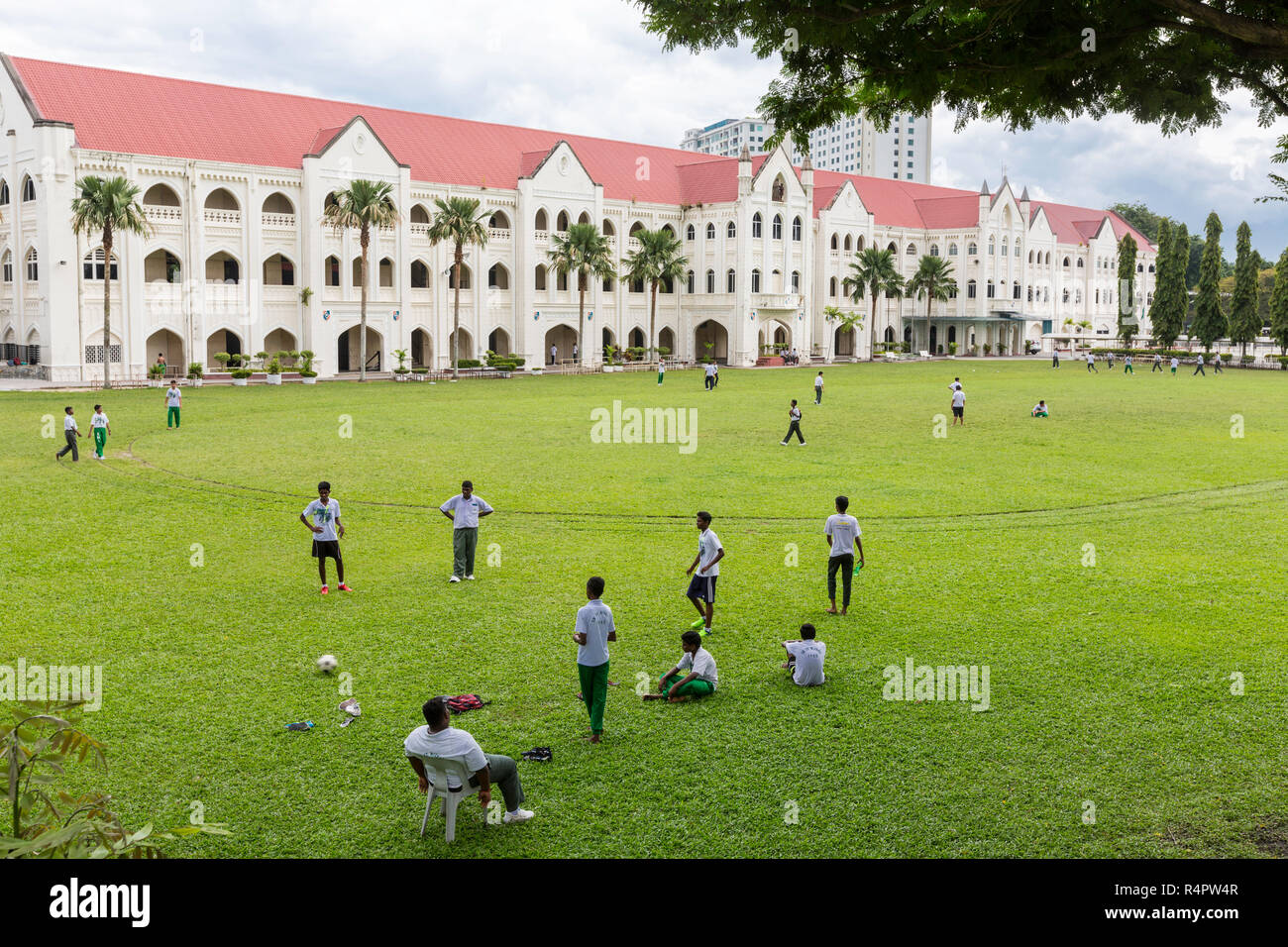 Gli studenti la pratica di atletica leggera, la parrocchia di San Michele Istituzione, fondata 1912. Ipoh, Malaysia. Foto Stock