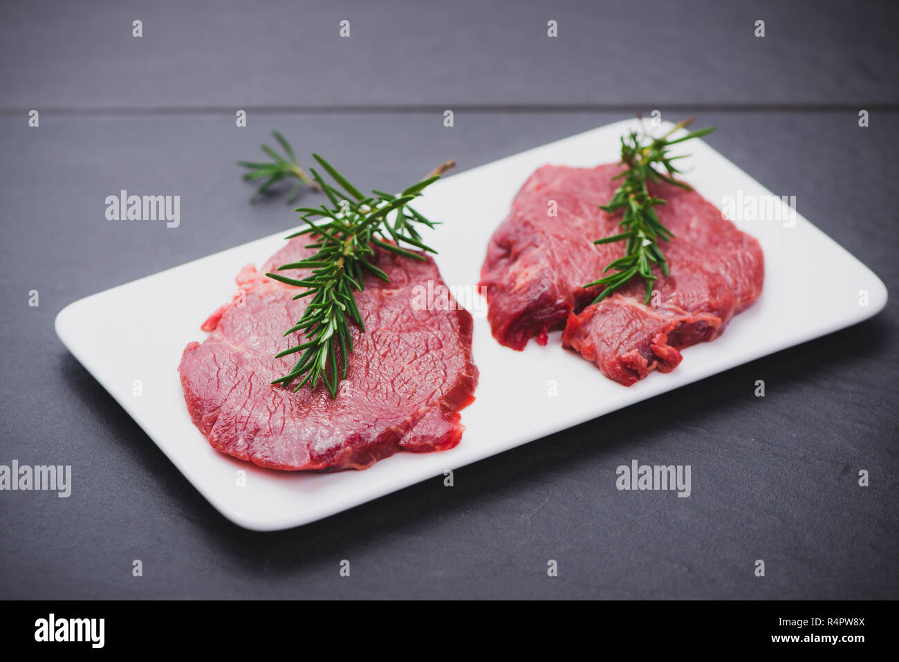 Materie di manzo tagliata a fette di carne su un piatto Foto Stock