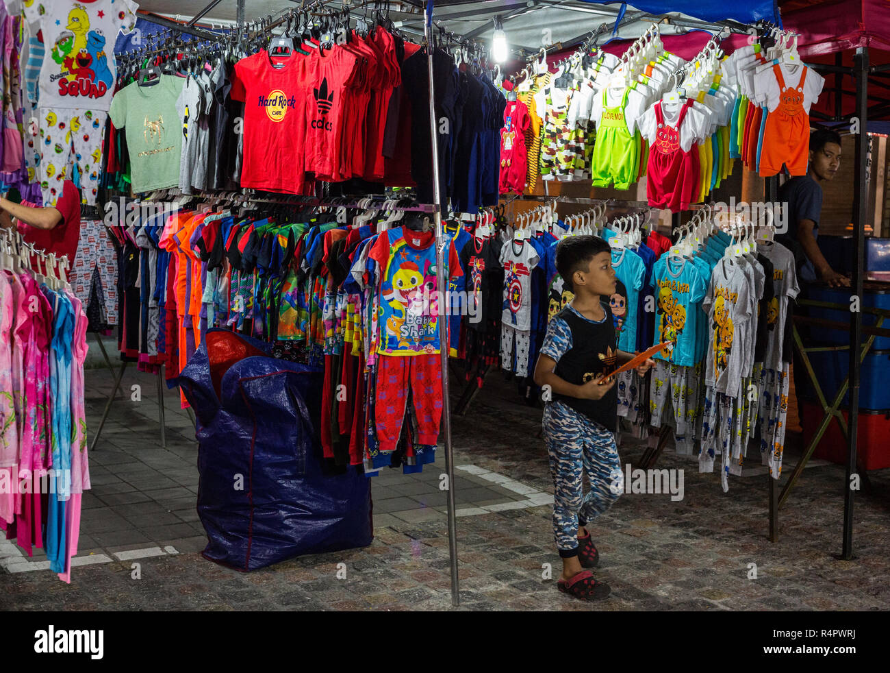 Abbigliamento per bambini in vendita durante le ore notturne il Mercato delle Pulci, Ipoh, Malaysia. Foto Stock