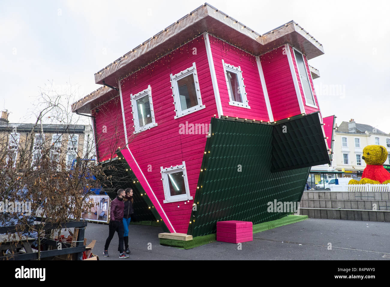 Upside Down House,Bournemouth,l'Inghilterra,UK.aperto recentemente esperienza dove tutto in casa è capovolto,creazione di inusuale opportunità fotografiche. Foto Stock