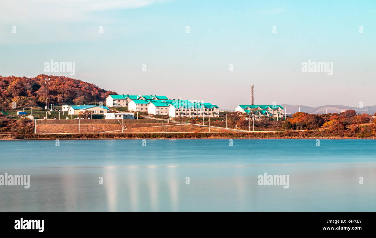 Edifici residenziale come vilage al territorio della Primorsky acquario o Oceanarium del lontano Oriente Accademia delle Scienze nella città russa di Vl Foto Stock