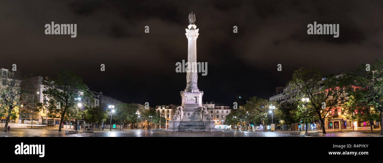 Vista panoramica della Praça dos Restauradores e il suo obelisco di notte, Lisbona, Portogallo. Foto Stock