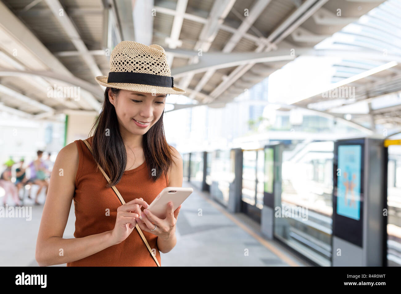 Donna che utilizza il cellulare nella città di Bangkok Foto Stock