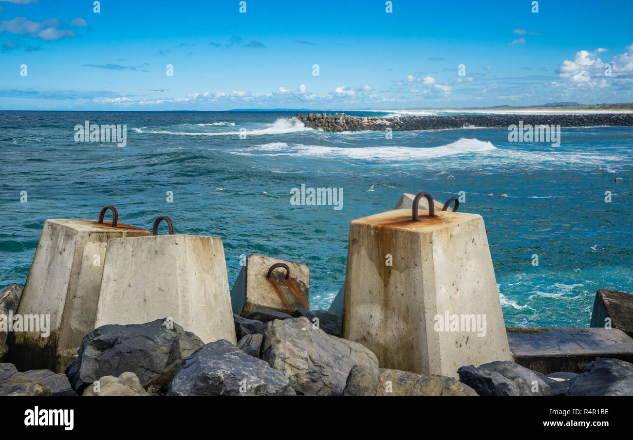 Giganteschi blocchi in calcestruzzo blindare la parete nord del frangiflutti in Richmond estuario del fiume, Est Ballina, nel nord della regione dei fiumi, Nuovo Galles del Sud, Au Foto Stock