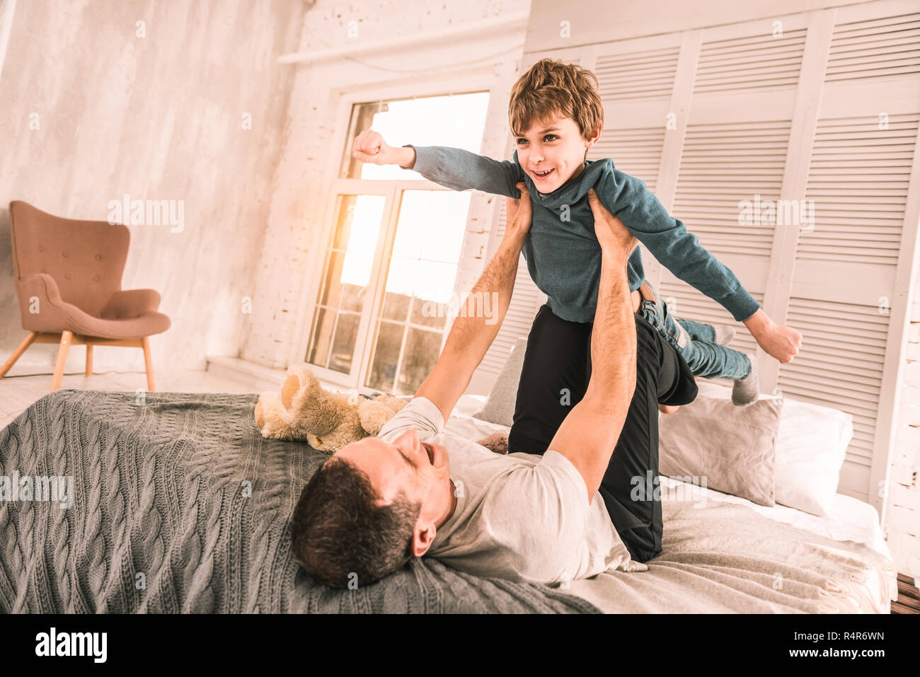 Fantasiosa ambizioso ragazzo sogna di avere poteri speciali. Foto Stock