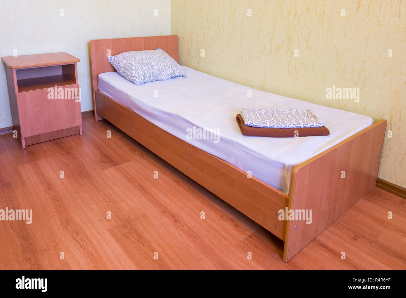 Traversina - un letto e un comodino all'interno della camera, close-up Foto Stock