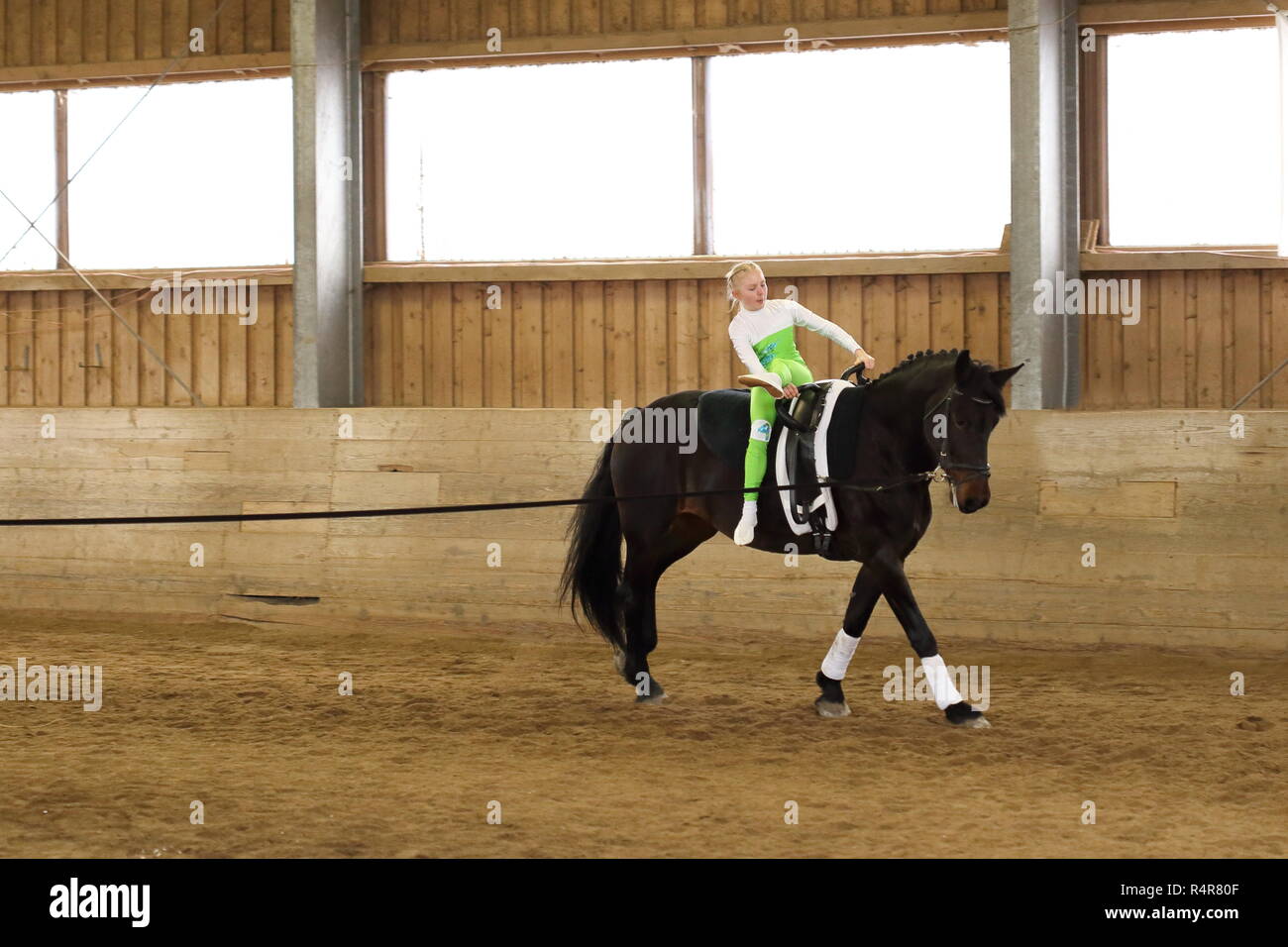 Ragazza è vaulting su Dark Horse Foto Stock