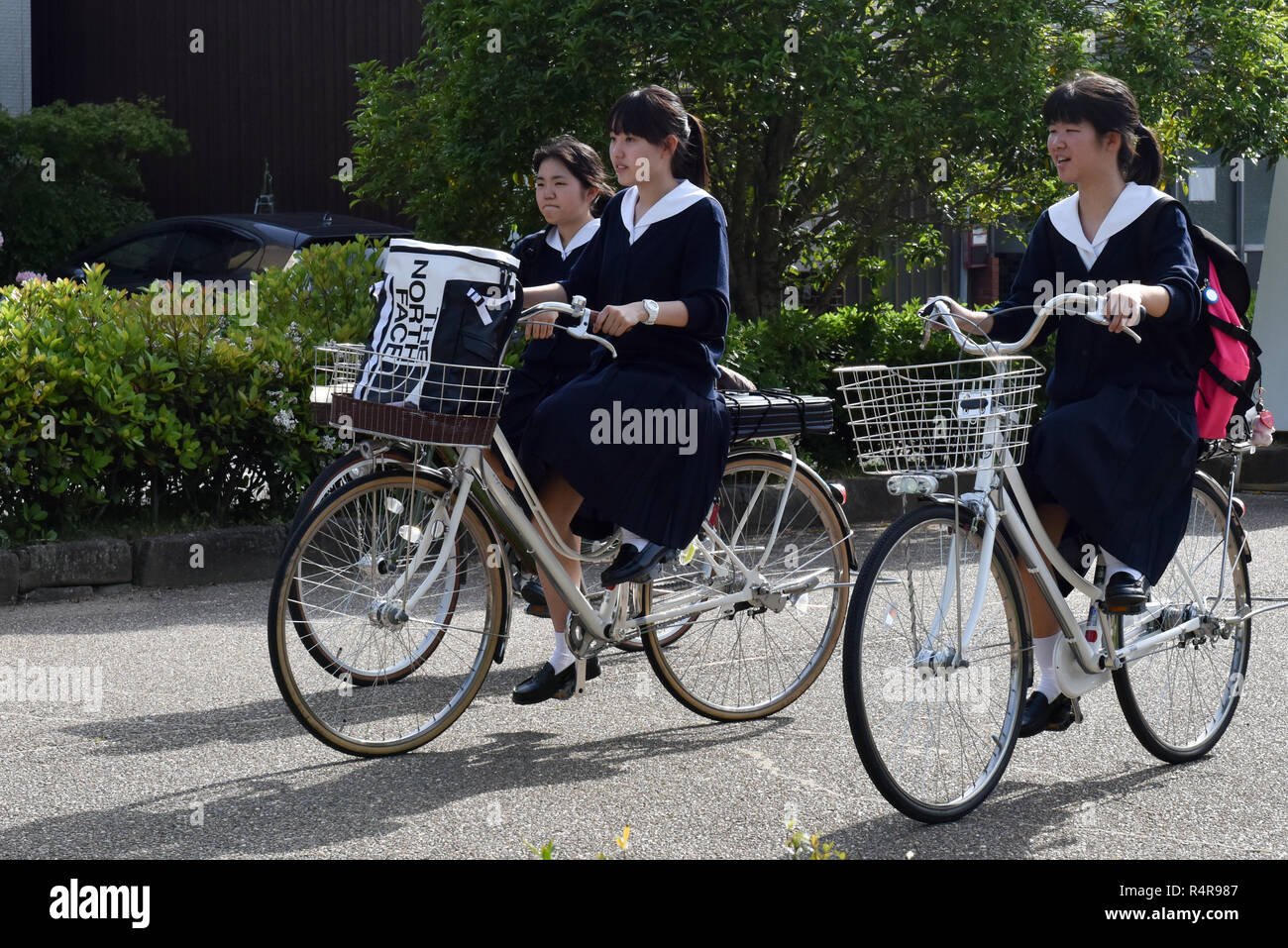Studentesse equitazione biciclette Giappone Foto Stock