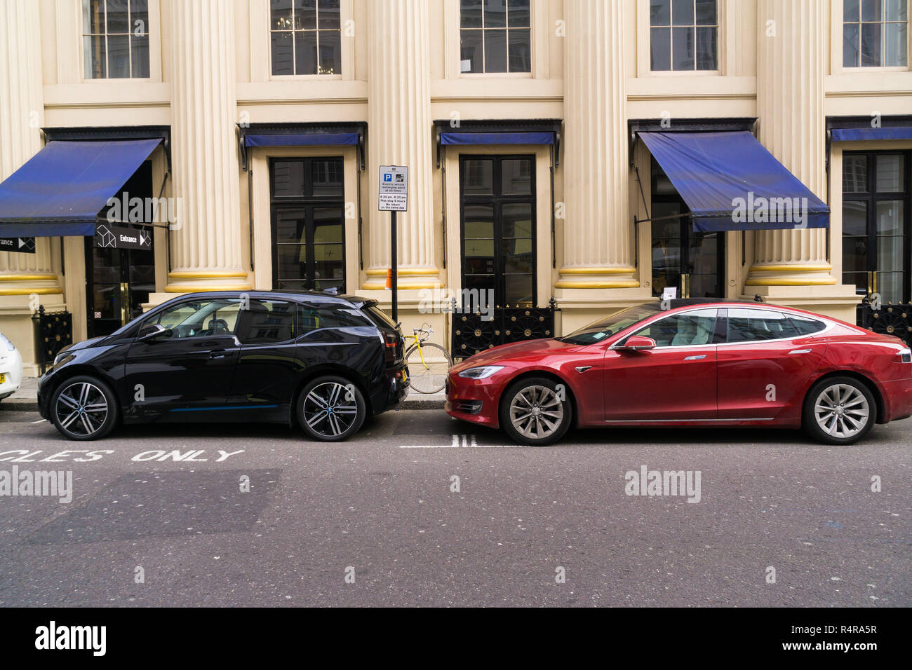 Le automobili elettriche in carica sulla strada a Londra Foto Stock