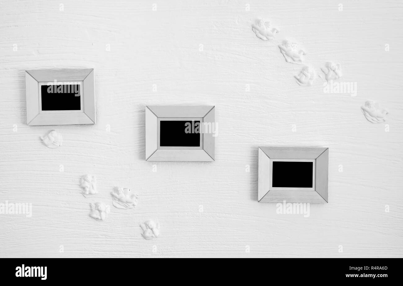 Tre bianchi in legno Cornici foto sulla parete Foto Stock