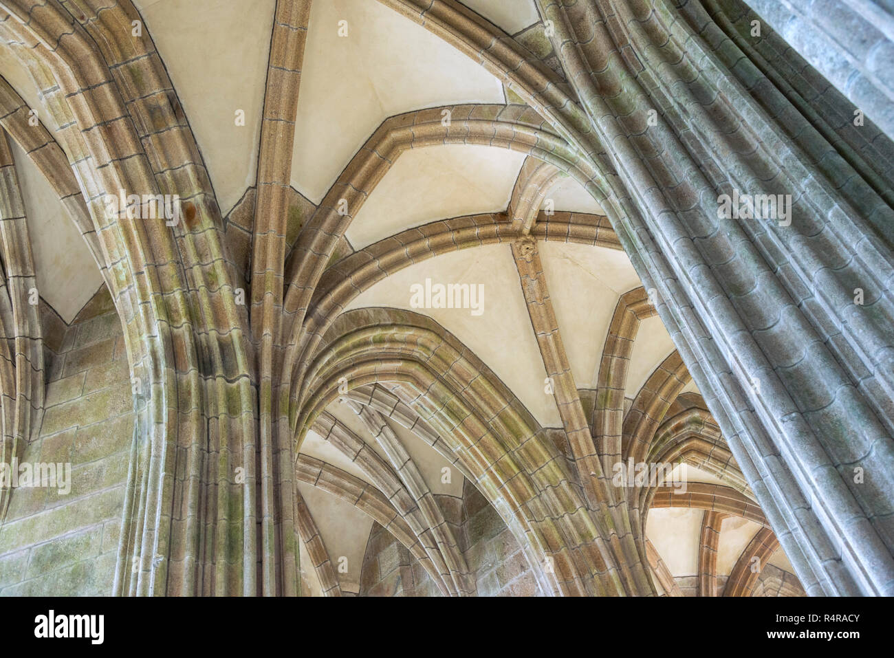 Architettura di interni a Mont Saint Michel Abbey Foto Stock