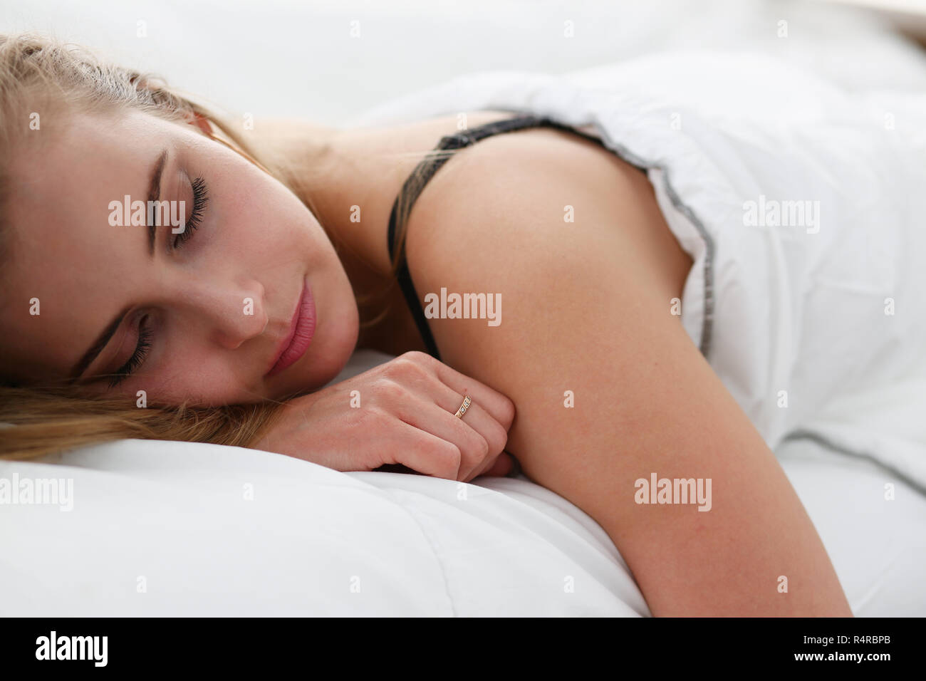 Giovane bella donna dormire bene al mattino Foto Stock
