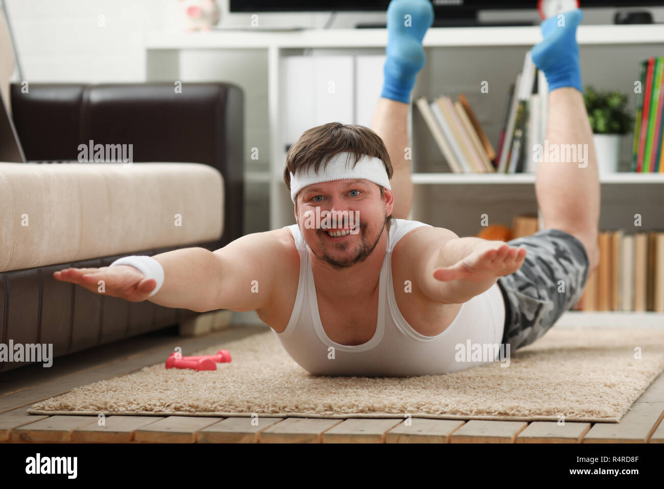 Giovani attraenti uomo fitness giace su un tappeto di grasso con Foto Stock