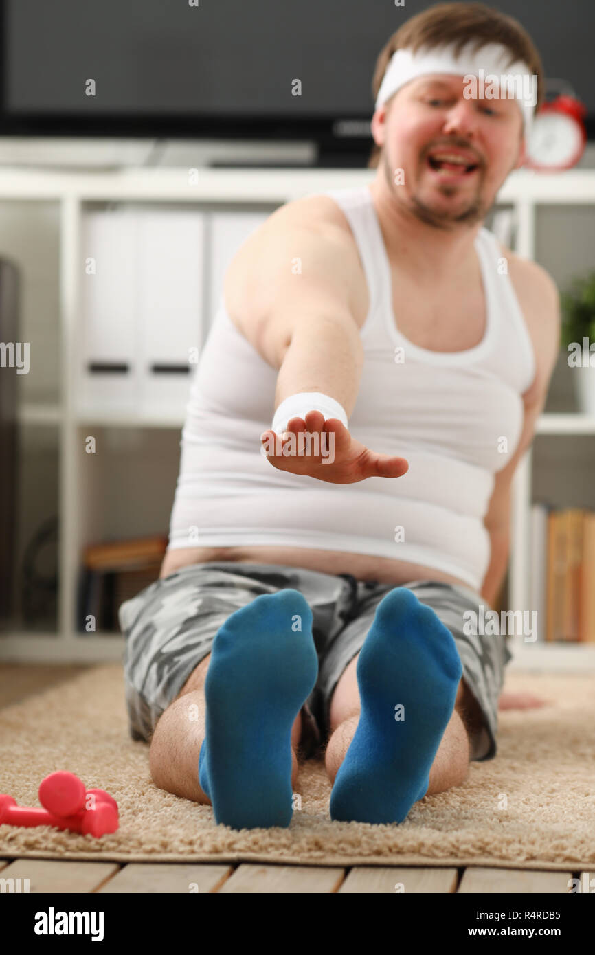 Giovani attraenti uomo fitness giace su un tappeto di grasso con Foto Stock