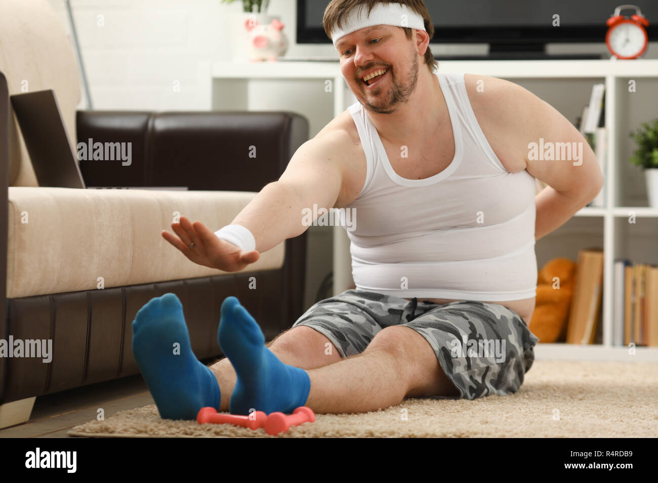 Giovani attraenti uomo fitness giace su un tappeto di grasso con Foto Stock