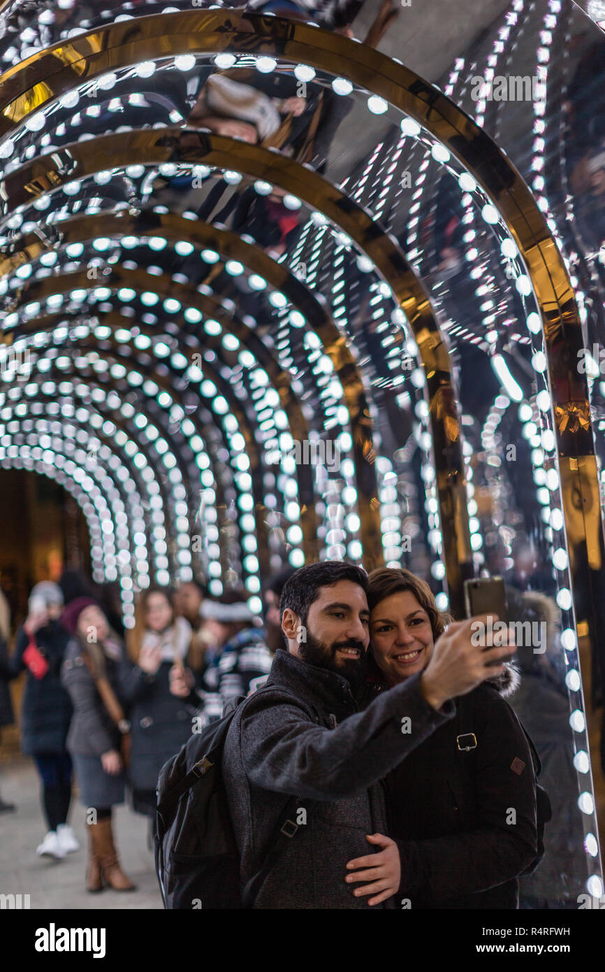 Selfie nel passaggio alla corte di condotto in Covent Garden Foto Stock