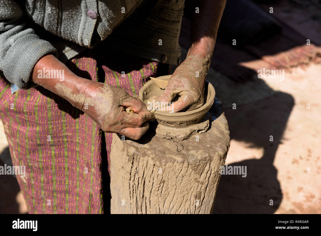 Closeup donna vecchia potter mani rendendo ciotola da argilla, senza tornio del vasaio Foto Stock