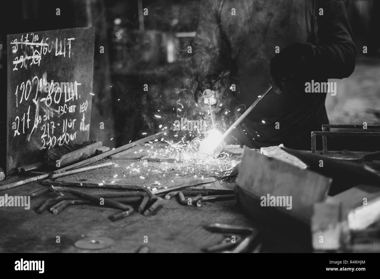 Il taglio del traliccio metallico con torcia di acetilene Foto Stock