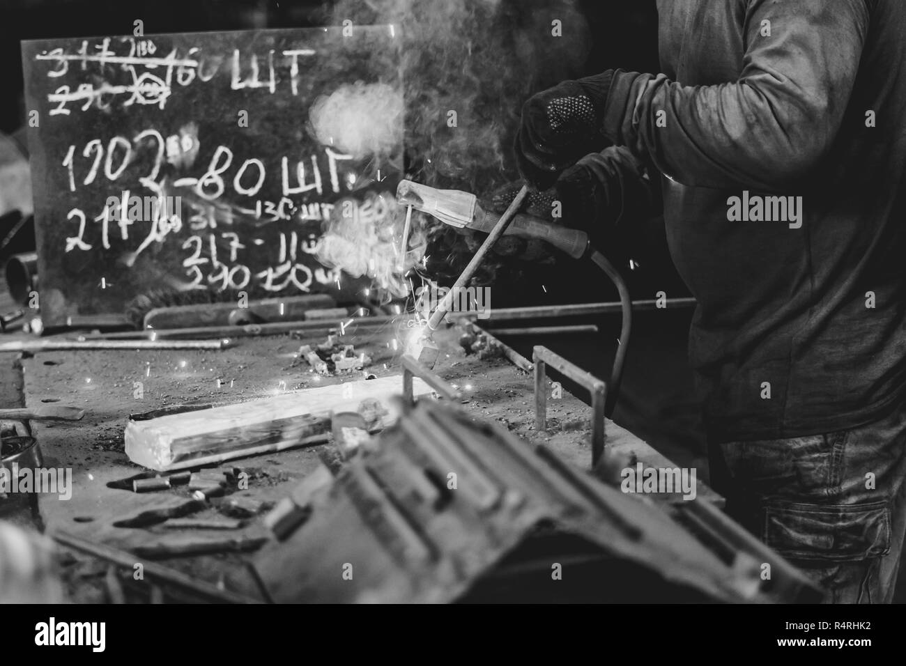 Il taglio del traliccio metallico con torcia di acetilene Foto Stock