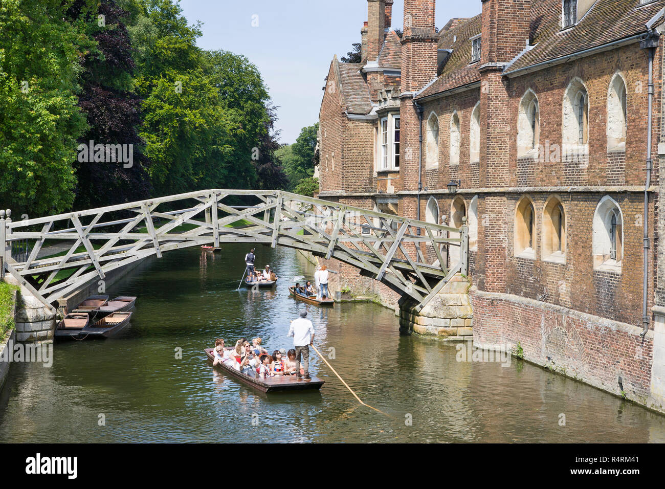 I turisti punting sul fiume Cam sotto il ponte di matematica, Queens College, Università di Cambridge, Cambridge, Regno Unito Foto Stock